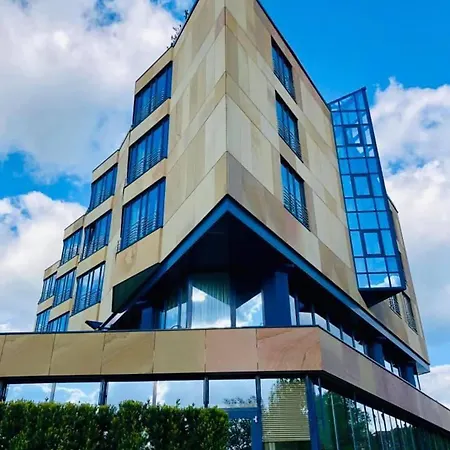 Goldstadt Loft 3-zimmer Balkon & Garage Zentrum דירה פורצהיים