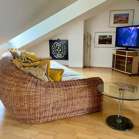 Goldstadt Loft 3-zimmer Balkon & Garage Zentrum דירה פורצהיים