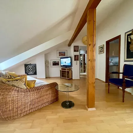 Goldstadt Loft 3-zimmer Balkon & Garage Zentrum דירה