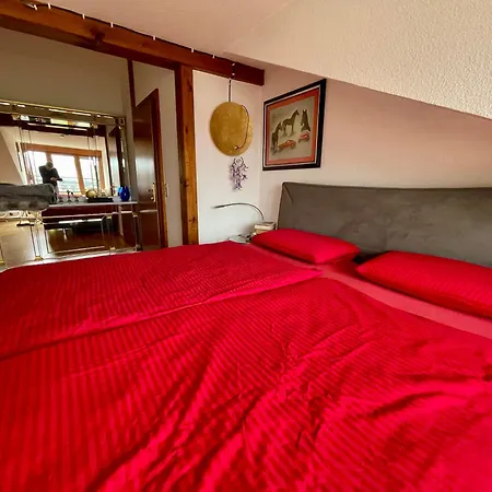 Goldstadt Loft 3-zimmer Balkon & Garage Zentrum דירה פורצהיים